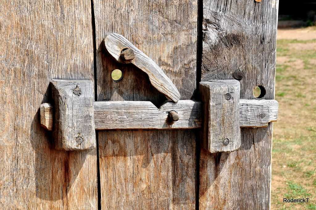 Накладной замок для металлической двери (30 фото): установка дверного замка на железную или стальную входную дверь