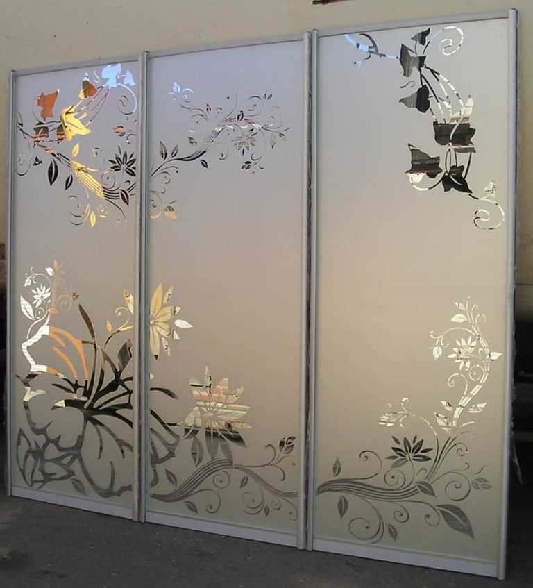 Рисунки на зеркалах дверей шкафа-купе пескоструйные: фото