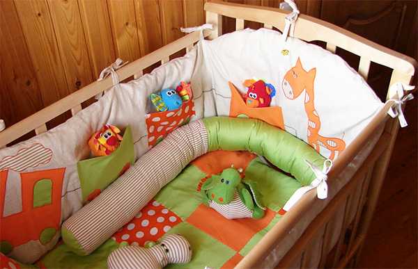 Рекомендации, как правильно стирать бортики в кроватку для новорожденных