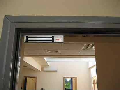Электронный замок на входную дверь (31 фото): выбор дверного замка с электроприводом в квартиру, установка кодового замка на межкомнатную дверь