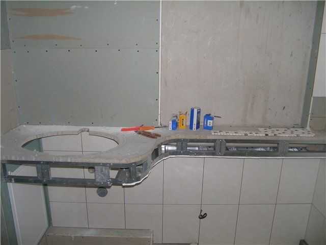 Столешница для ванной комнаты под раковину (82 фото): установка и крепление модели из дерева или плитки, как крепить и чем врезать умывальник