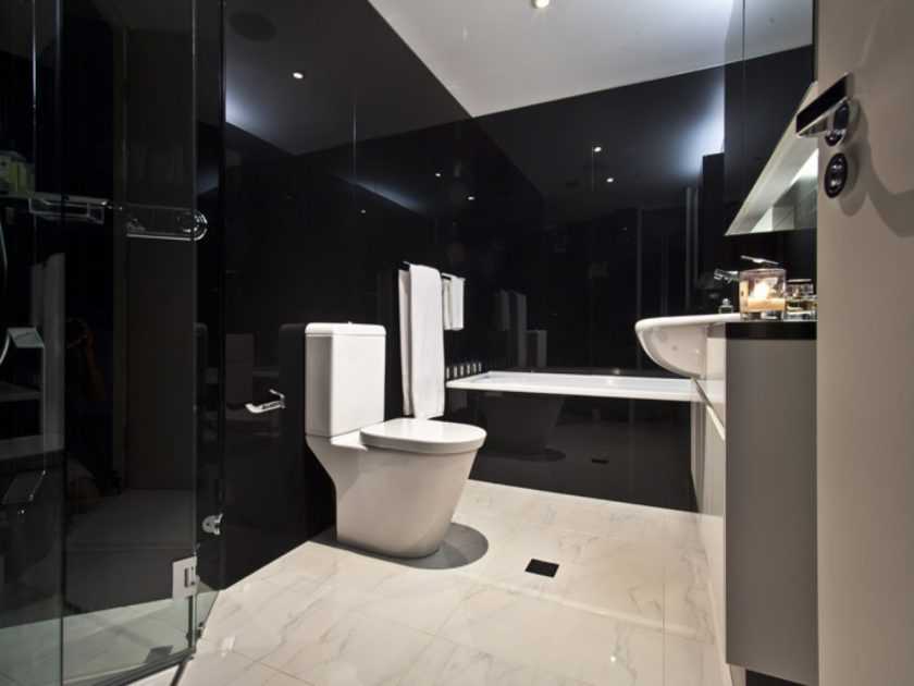 Как правильно оформить черно-белую ванную комнату?