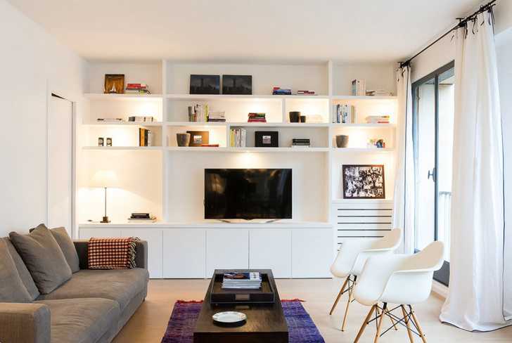 Современные шкафы в гостиную (33 фото): навесные модели для одежды в современном стиле для различных комнат