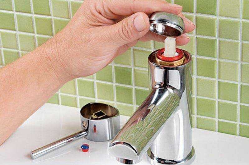 Однорычажный смеситель для воды может быть установлен как в ванной, так и на кухне. Какие виды существуют Как произвести ремонт однорычажного варианта своими руками Как отремонтировать кран с одной ручкой