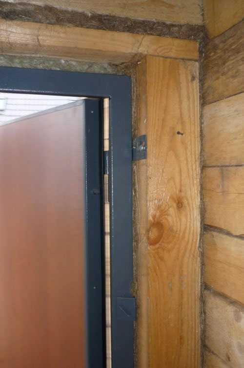 Установка деревянной двери в деревянном доме: как установить металлическую и железную модели, как правильно поставить