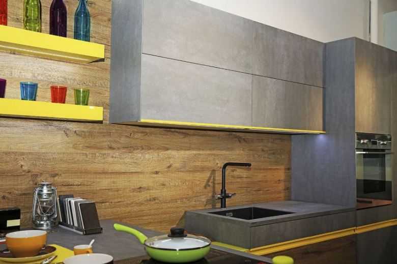Ламинат на стене в интерьере кухни (33 фото): плюсы и минусы отделки. варианты дизайна. особенности оформления кухни стеновыми панелями