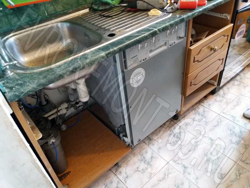 Техника под столешницу на кухне (24 фото): установка стиральной машинки, встраиваемой морозильной камеры и посудомоечной машины