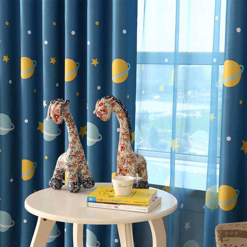 Как правильно выбрать шторы в детскую комнату для мальчика Подойдут ли красивые занавески из фетра в комнату подростка Какой вариант лучше выбрать в спальню для новорожденного малыша