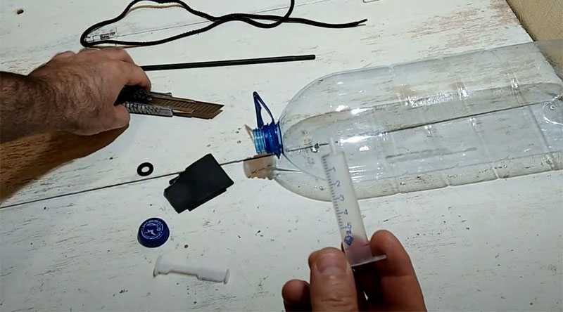 Умывальник из бутылки: видео-инструкция как сделать своими руками, особенности самодельных рукомойников из 5-литровых пластиковых емкостей и шприца для дачи, цена, фото