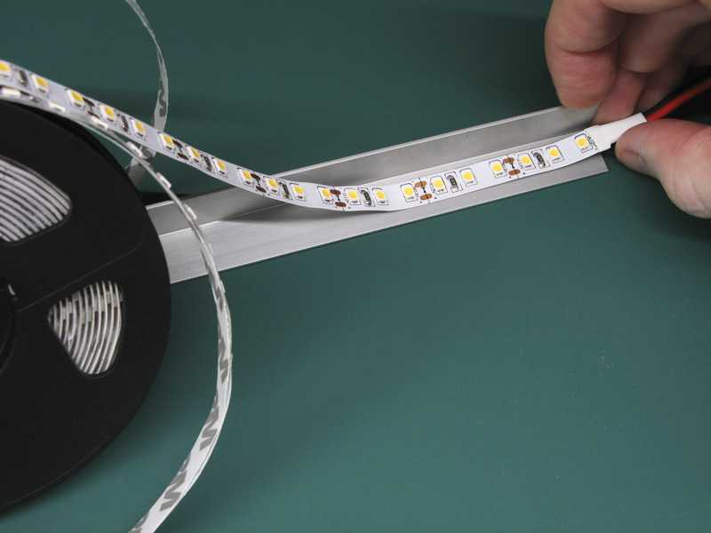 Светодиодная лента для кухни (35 фото): самоклеящаяся диодная лента 220 в. какую led-подсветку кухонного гарнитура лучше выбрать?