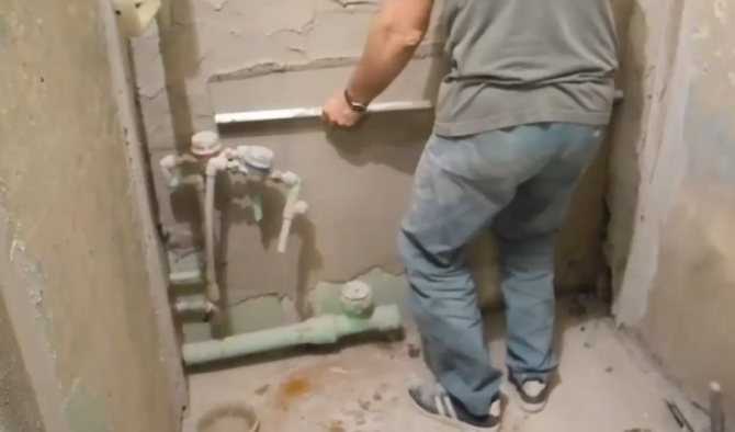Чем штукатурить стены в ванной под плитку: шпаклевка стен в ванной комнате под плитку