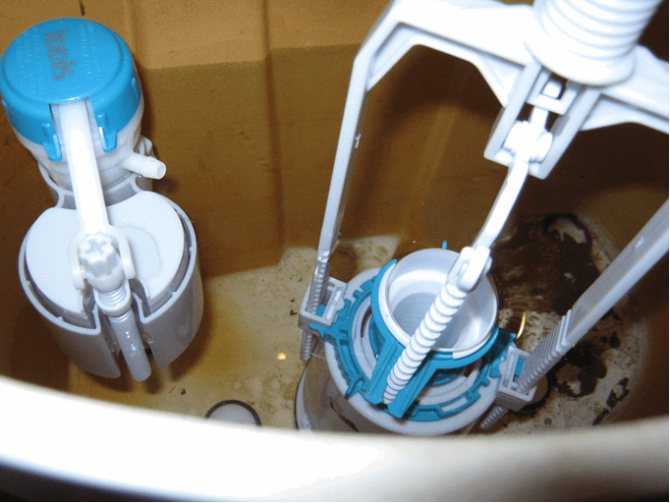 Вид арматуры при боковой подводке воды унитаза: запорная комплектация сливного бачка с впускным клапаном