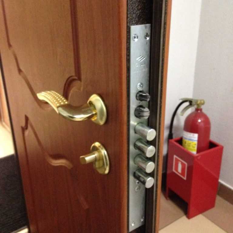Как правильно установить замок в металлическую входную дверь