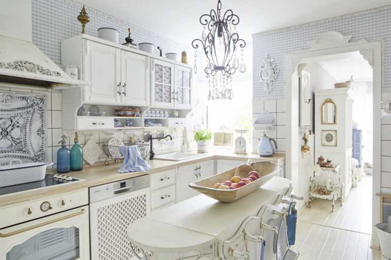 Кухня в стиле прованс (130 фото): дизайн интерьера белой кухни, кухонный гарнитур в прованском стиле. как оформить стены? как декорировать комнату цветами и картинами?