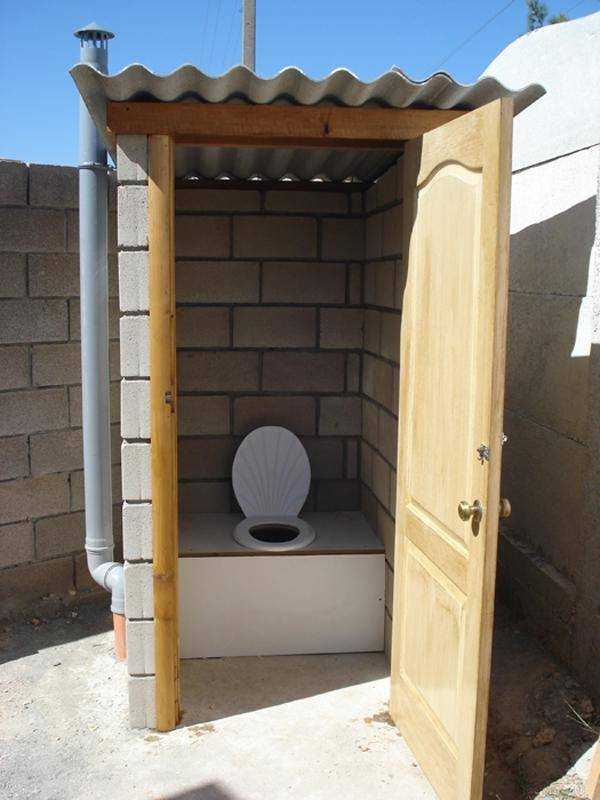 Туалеты из поддонов и их особенности. Где найти место, на котором можно установить такую конструкцию. Делаем туалет на дачи из палет своими руками по инструкции.