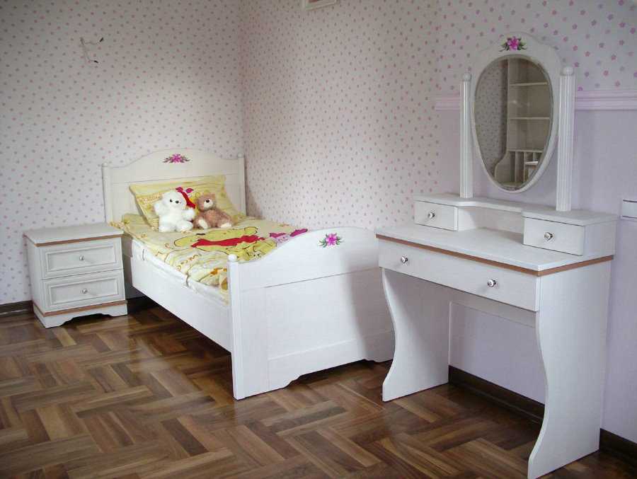 Детский туалетный столик: деревянная конструкция для подростка, варианты мебели в комнату для детей