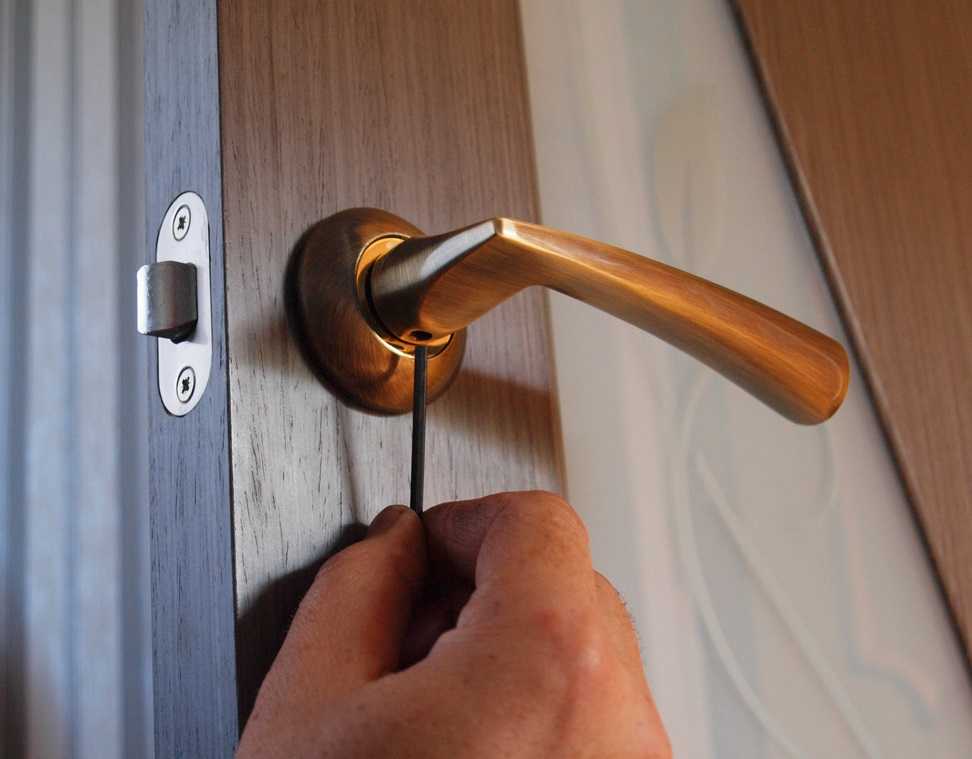 Устройство, принцип работы, поломки и ремонт дверных ручек на входных дверях