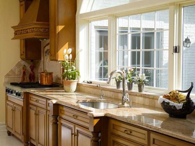Угловые кухни с окном (55 фото): дизайн кухни в частном доме с окном в рабочей зоне, нюансы размещения кухонного гарнитура с мойкой вдоль окна