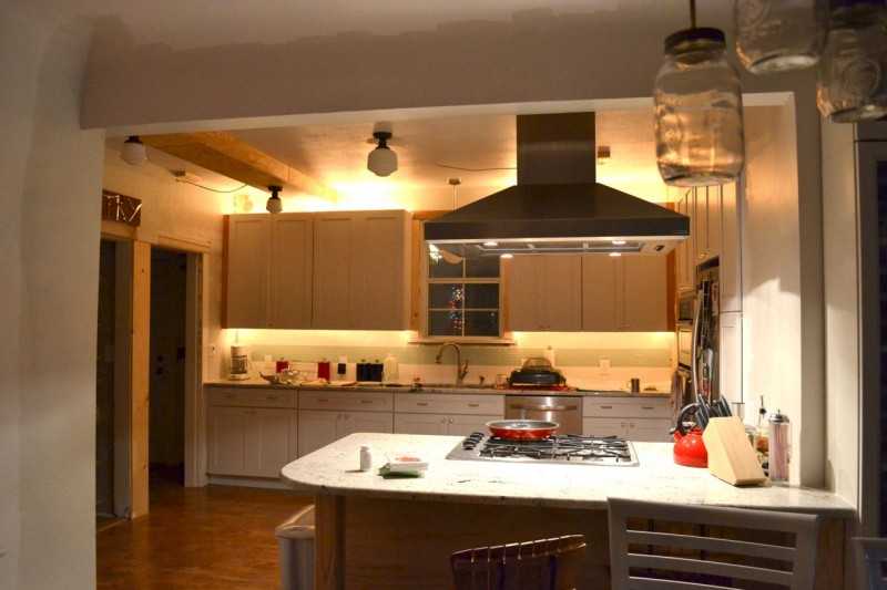 28 примеров освещения на кухне с натяжным потолком