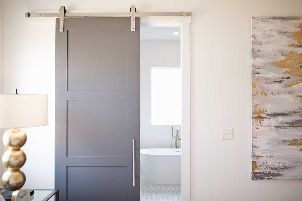 Виды раздвижных дверей: дверь-пенал, одностворчатые и двустворчатые, радиусные и складные типы