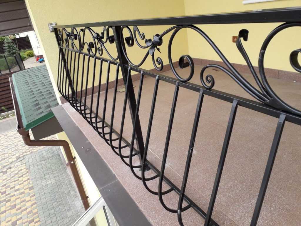 Ограждение балкона (79 фото): балконные перила из металла и стеклянные парапеты для лоджии, ограждения из дерева и другие варианты