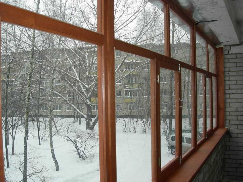 Остекление балконов деревом | окно у дома