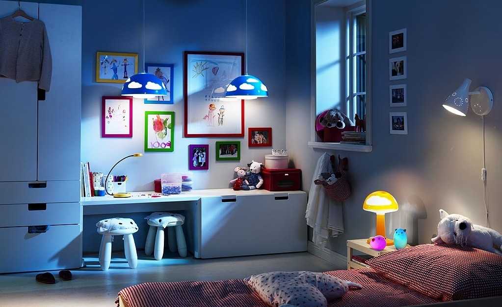 Детский ночник для комнаты мальчика или девочки: как подобрать функциональные люстры с регулятором яркости, настольную необычную лампу или потолочные встраиваемые светильники