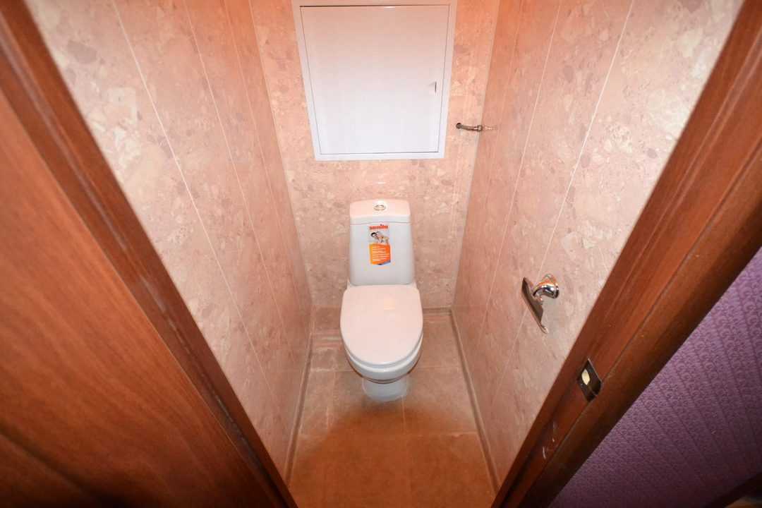 Ламинат в туалете (24 фото): варианты отделки стен, плюсы и минусы использования ламината. примеры в интерьере