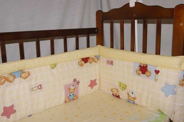 Бортики в детскую кроватку: как выбирать защитные барьеры и подушки на кровать для детей? мягкий съемный ограничитель от падения