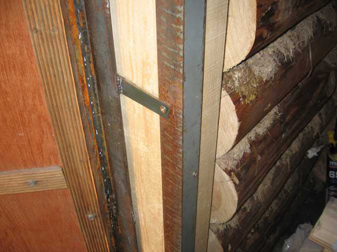 Установка деревянной двери в деревянном доме – процесс достаточно сложный, так как очень важно точно следовать технологии монтажа Как установить металлическую и железную модели Что нужно знать для успешного монтажа деревянной модели