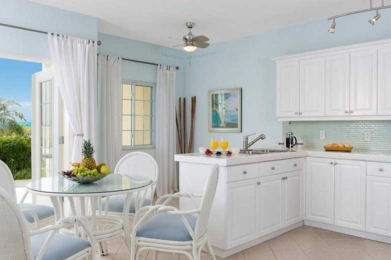 Серые обои на кухне (26 фото): какой гарнитур сочетается со светло-серыми и белыми обоями