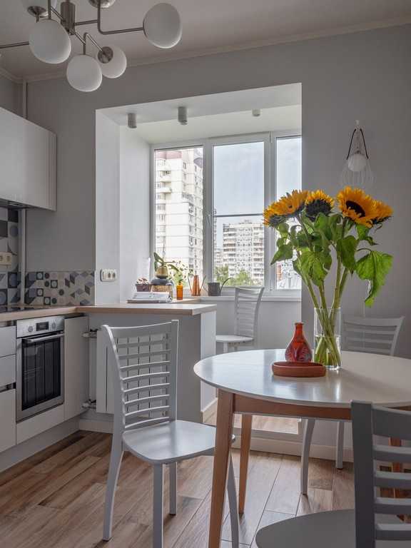 Лоджия, совмещённая с жилыми помещениями: варианты дизайна интерьера гостиной или кухни