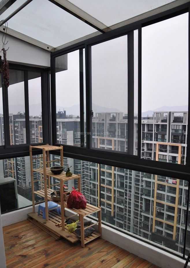 Как красиво оформить балкон с панорамным остеклением