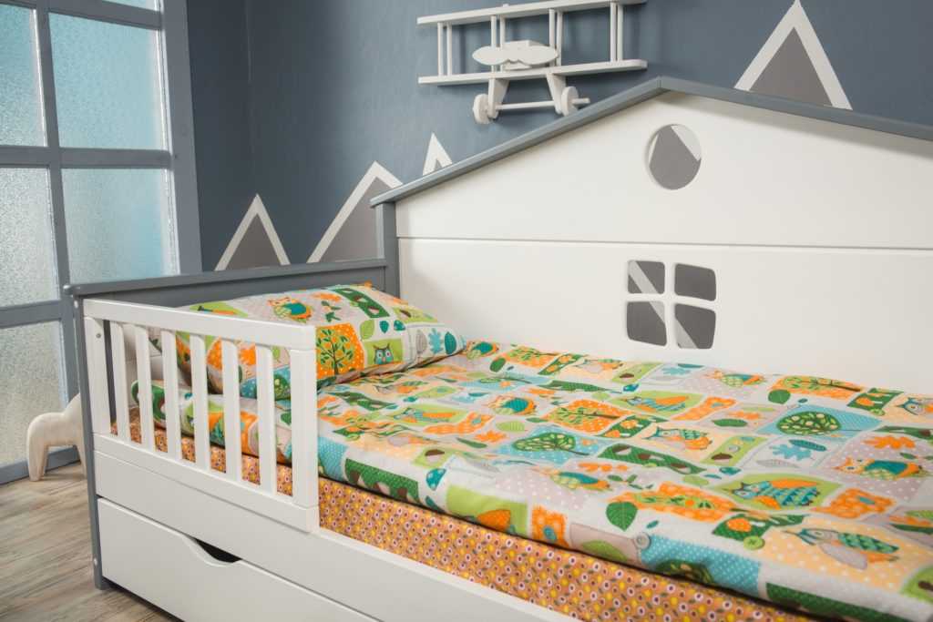 Современная и функциональная кровать для мальчика