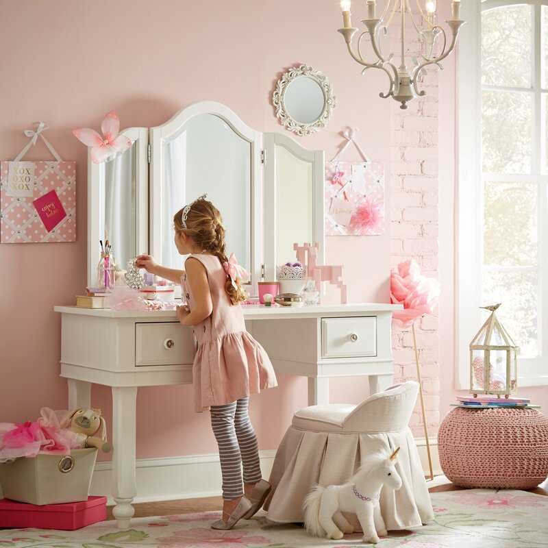 Чем отличается детская студия красоты от игрушечного туалетного столика?