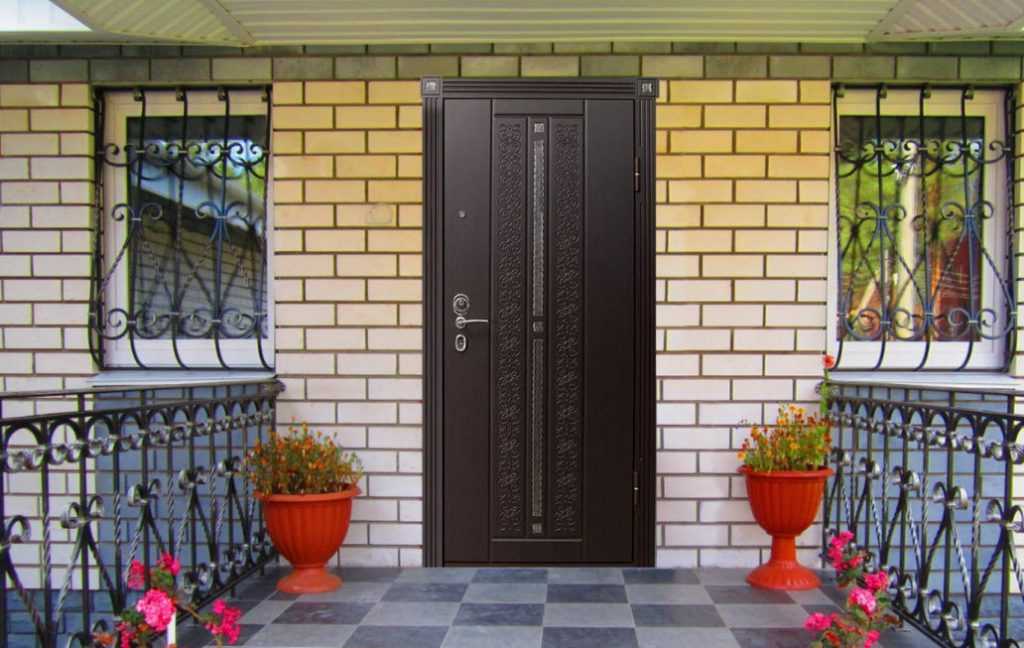 Входные деревянные двери (88 фото): уличные и наружные изделия в дом из массива, двухстворчатые модели из дерева в квартиру