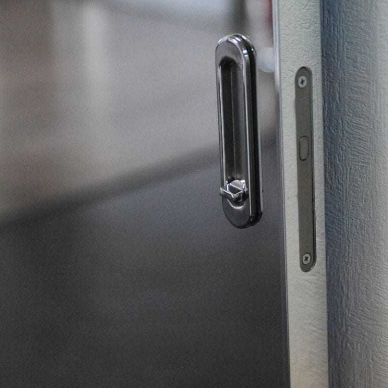 Типы направляющих для дверей шкафов-купе: варианты монтажа