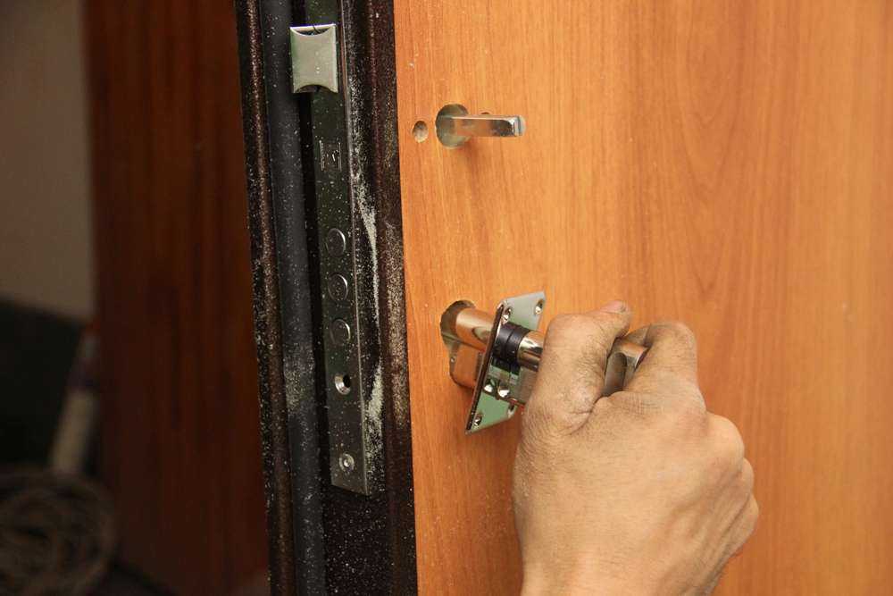 Врезка замка в металлическую дверь своими руками: правила и особенности монтажа