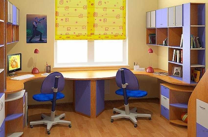 Стол у окна: письменный, в детской комнате, компьютерный, идеи интерьера, дизайн со стеллажом