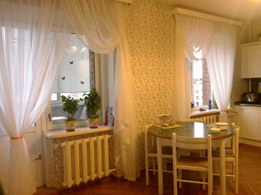 Кухня на балконе (110 фото): как совместить и оформить окна занавесками и тюлью, идеи перепланировки интерьера, отзывы
