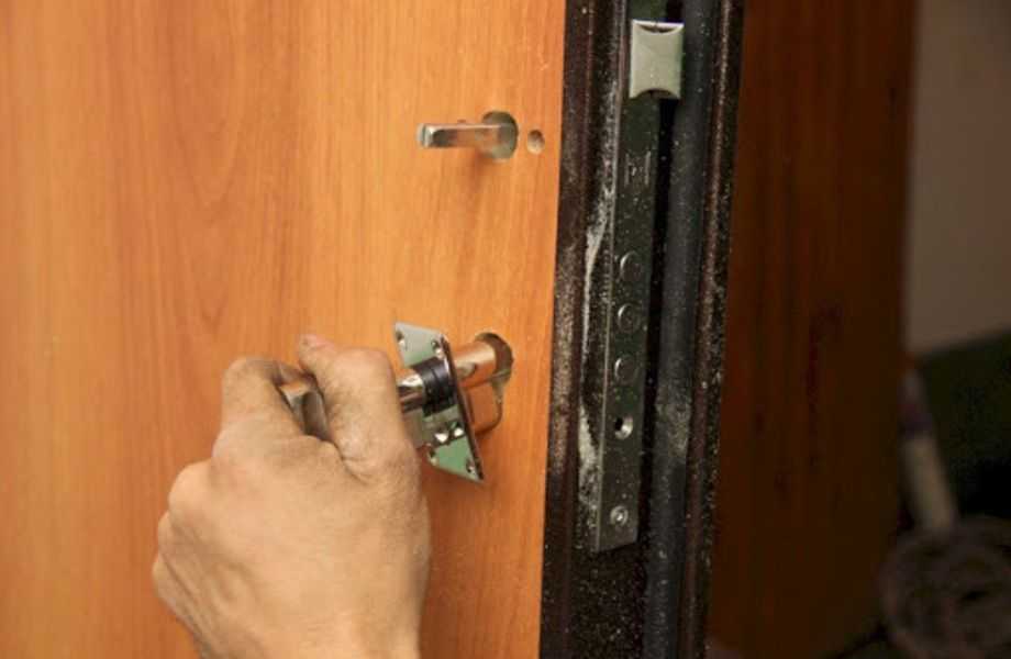 Установка замка на металлическую дверь: пошаговая инструкция