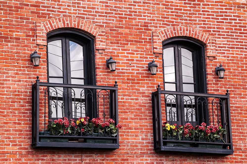 Кованые балконы (93 фото): ограждения и перила с ковкой, решетки в частных домах, внешние цветочницы