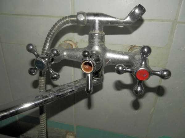 Смеситель в ванной: устройство, основные поломки и схемы ремонта