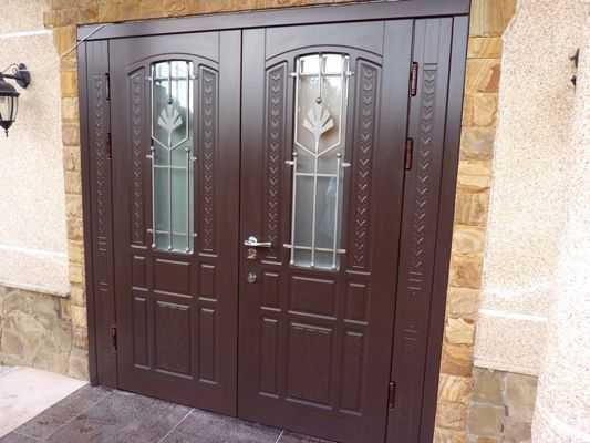 В этой статье мы рассмотрим входные двухстворчатые металлические двери и способы их установки Какие бывают виды двустворчатых дверей Какого размера могут быть уличные двери