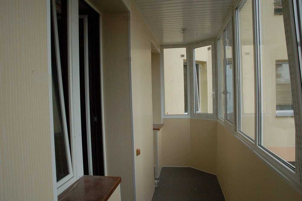Отделка балкона пластиковыми панелями (40 фото): как обшить прозрачным пвх балкон потолок своими руками внутри и снаружи