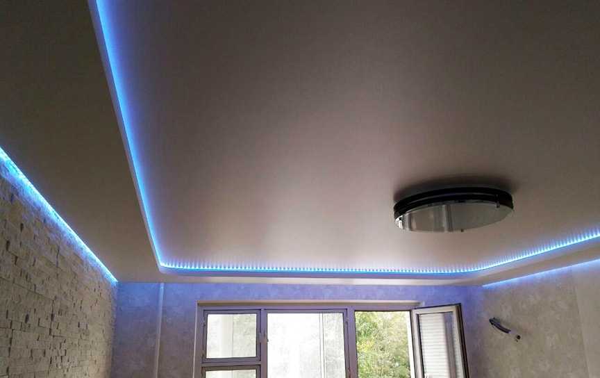 Потолочный плинтус с подсветкой (57 фото): для светодиодной ленты и другие варианты на потолок, установка карнизов для натяжных и других потолков