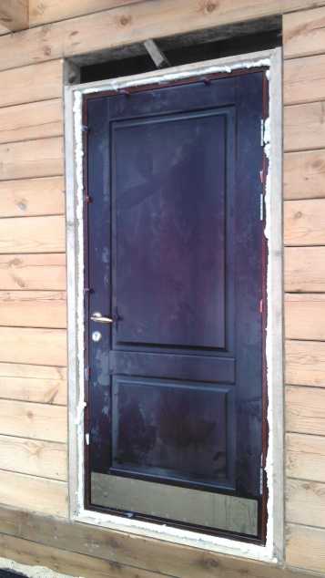 Как установить железную дверь в деревянном доме: видео монтажа