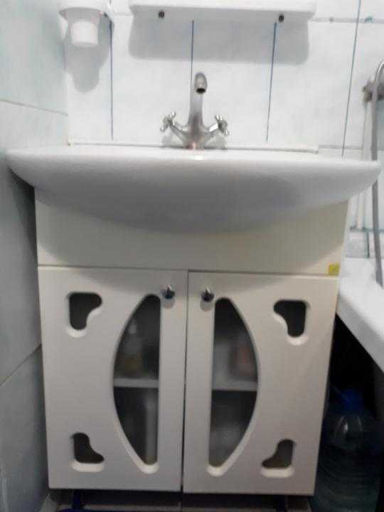 Раковина в туалет (76 фото): дизайн раковины с гигиеническим душем, выбираем угловой рукомойник, высота и ширина умывальников