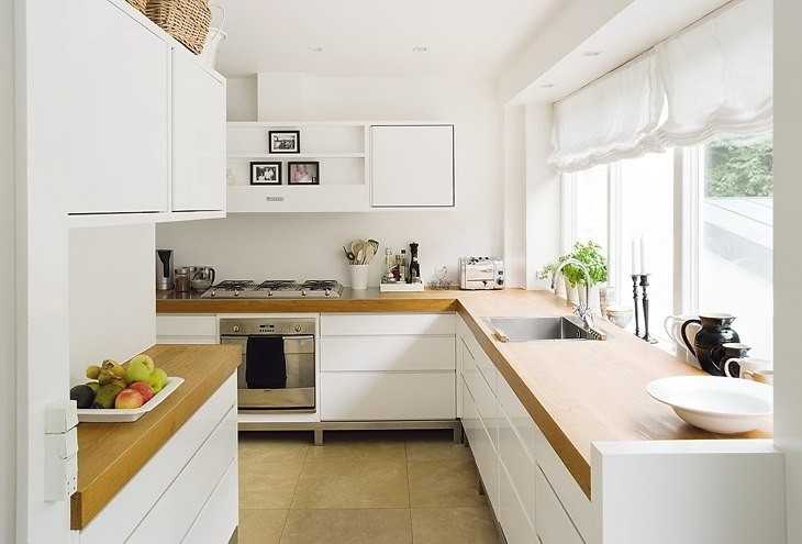 Белая кухня с древесной столешницей