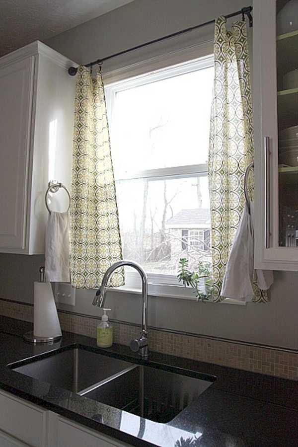 Кухня с мойкой у окна (53 фото): плюсы и минусы такого дизайна интерьера с раковиной